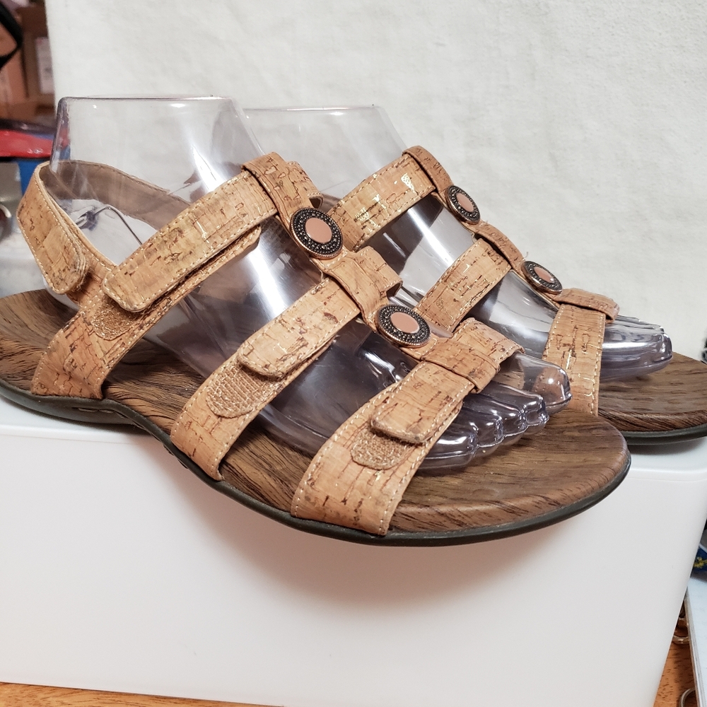 Vionic Yasmin II sandals.  Size US 7, UK 38 - Picture 9 of 9